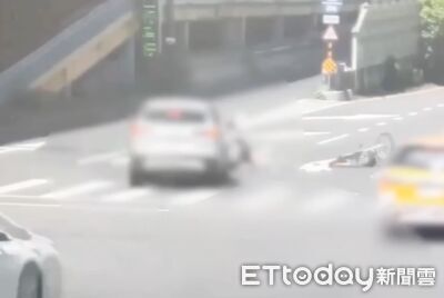 單車男闖紅燈...遭計程車撞倒畫面曝　倒楣運將擋風玻璃碎裂