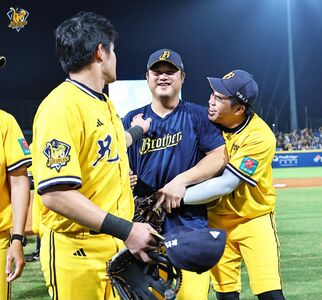 陳俊秀一棒救兄弟！曾頌恩緊抱「像小朋友磨蹭」　平野讚老將價值