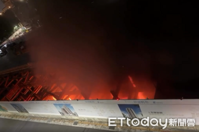北市都更工地晚間大火!「火舌從B3衝出」濃煙狂竄 消防員灌救中