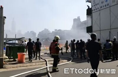 北市大安區都更工地大火 151警消苦戰8小時累癱!最新畫面曝