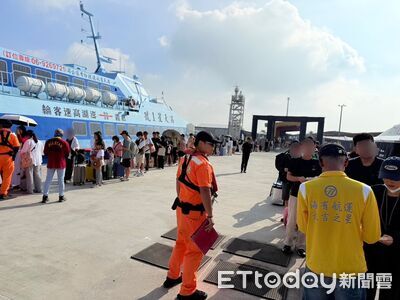 布袋港中秋湧近8千旅客赴澎湖 海巡跨機關嚴密清艙防逃