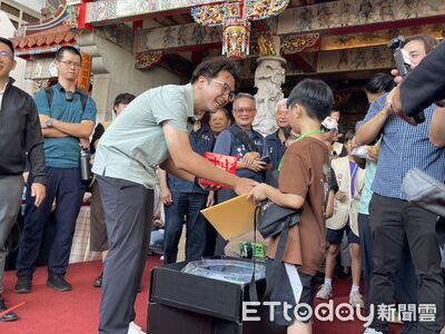 沈伯洋台中PK戰鬥陀螺輸給小弟弟 贏家贈禮「小麻糬」被讚太暖