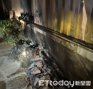 台南工廠凌晨起火鐵皮外觀燻黑 疑燃放煙火波及木材釀禍
