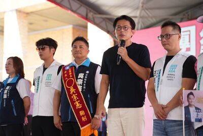 今助選穿藍衣白褲象徵藍白合? 黃國昌:所有衣服都是老婆選的