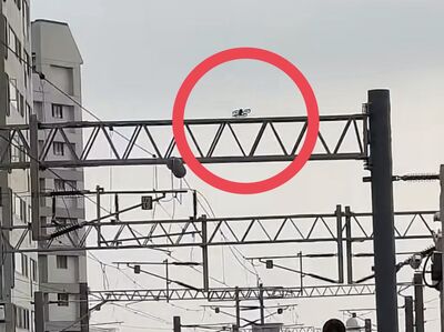 台鐵豐原站無人機撞電桿墜軌道!旅客意外拍下 操控人最高罰30萬