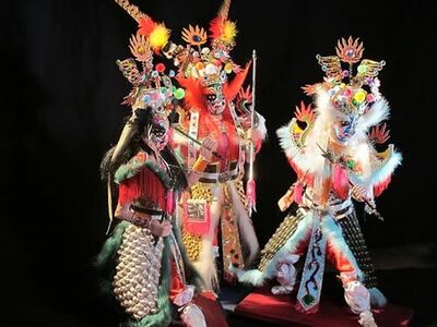 不是紙糊而已！紙塑神像有「筋骨皮肉」　大腿摸起來有肌肉感