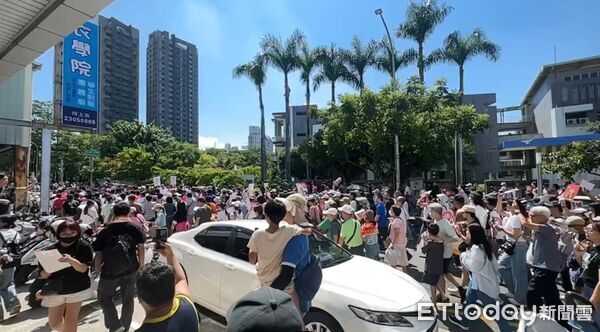 [新聞] 台中千人瘋「洋流」！民生路擠爆　店家 - 八卦 - PTT.BEST 批踢踢爆文