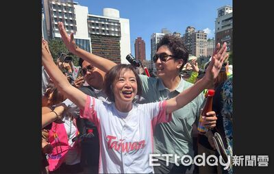 沈伯洋手握東泉辣椒醬說再見　網全樓歪：全場最魔幻一刻