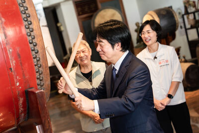 咚咚咚!和人間國寶打鼓 賴清德、蘇巧慧化身「太鼓達人」
