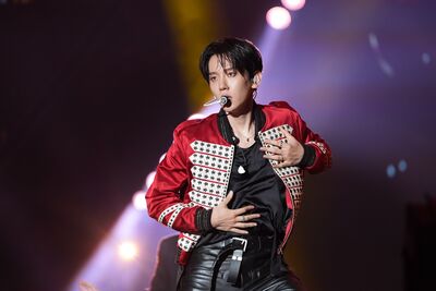 直擊/EXO伯賢嗨唱突然Cue「俊傑哥哥」跳到「妝全融了」粉狂喊:脫掉