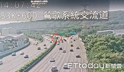 國3遊覽車跨2車道撞護欄 車上6人受傷…司機認太累釀禍
