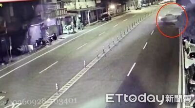 Jaguar跑車失控畫面曝!切車道連撞路旁4車 轉一圈再衝護欄