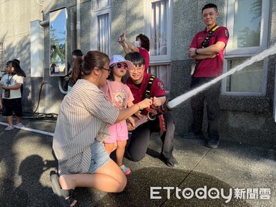 中秋市集開放雲梯車體驗 台南消防前進塩行文化會館宣導防火