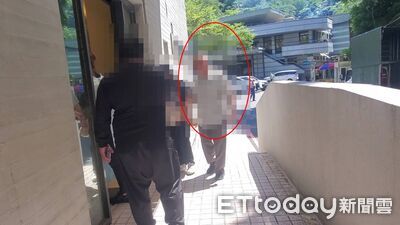 60歲兒陳屍新店公車3天才被發現!老父步履蹣跚現身 相驗追死因