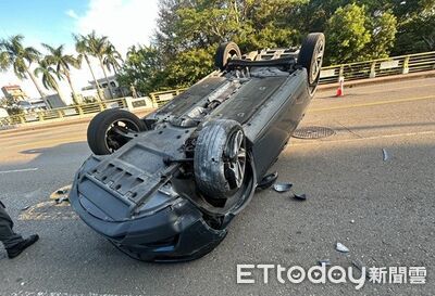 眩光及精神不濟自撞橋樑護欄　27歲男車翻、橋損四肢擦傷
