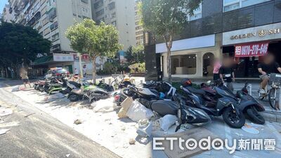 忠孝東路驚險事故現場曝！BMW直衝人行道撞13車...駕駛落跑了