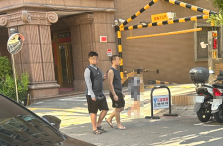 [新聞] 三重女童掛牌「畜生」遊街示眾　赤腳被 - 八卦 - PTT.BEST 批踢踢爆文