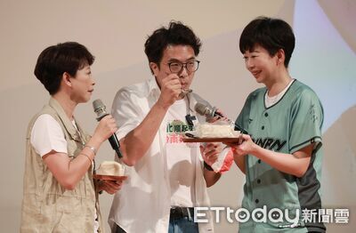 黃偉哲塞零食、陳亭妃餵小吃　沈伯洋竟當千位台南人面前嫌春捲甜