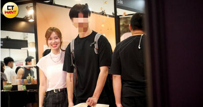 直擊味全龍啦啦隊女神「指勾約會」!羞笑逛完展覽…一起回家全被拍
