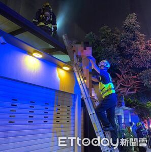 台中透天民宅凌晨大火!婦人受困窗台 警消架梯救出