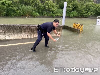 豪雨沖落車牌　大武警巡邏拾獲聯繫車主領回