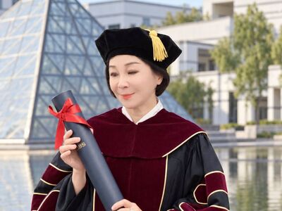 61歲吳淡如取得第2個博士!熬1年「頭髮白一半」乾兒子Joeman按讚