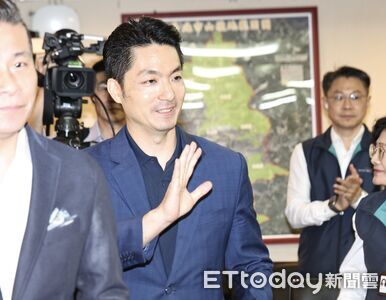 被嗆事實搞清楚　蔣萬安舉沈伯洋昔日言論打臉：隔天又另一說法