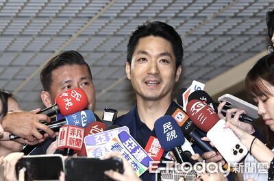 廟方贈甘蔗忘帶走 蔣萬安跟董事長狂「拍謝」:我很珍惜也感謝