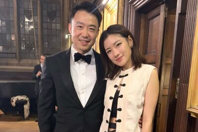 薄瓜瓜與「台灣千金愛妻」罕見同框!2人黑白穿搭重返牛津