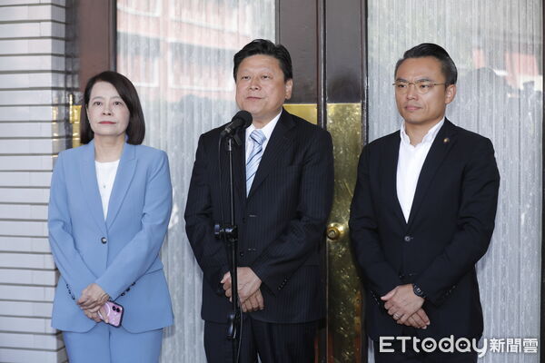 ▲▼國民黨團總召傅崐萁、書記長許宇甄、首席副書記長洪孟楷就還稅於民普發現金表明立場。（圖／記者湯興漢攝）