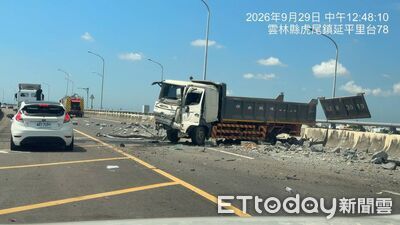快訊/台78線大貨車爆胎廢棄物散滿路!後方轎車又追撞警車釀2傷