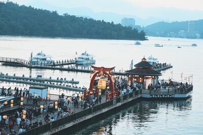 國旅不只人多、還越玩越深!1.1萬人湧伊達邵 釀酒、單車、夜遊都吸客