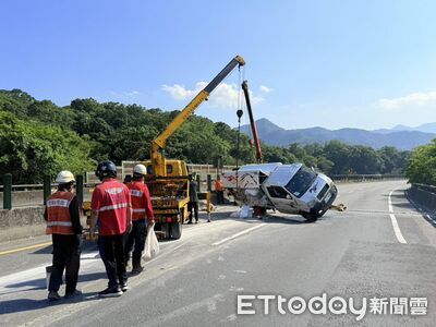 台62線車禍！瑞芳段小貨車自撞分隔島　側翻橫躺佔內線道