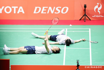 亞運羽球女雙激戰111分鐘!4人終場全倒 中國女將坐輪椅離場