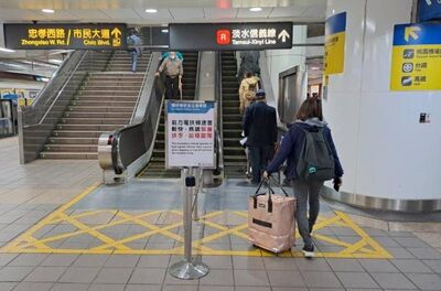 捷運象山站噁男用Apple Watch遙控偷拍短裙女 被發現翻閘門落跑