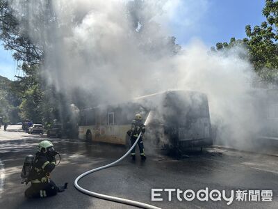 士林首都客運開到一半突起火 濃煙密布車尾焦黑幸無人傷