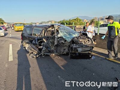 疑似高速行駛失控!撞台62線護欄反彈至內側 車頭全毀畫面曝