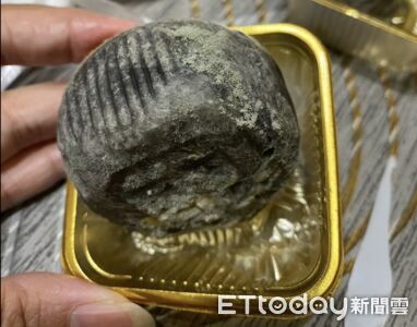 高雄烘焙名店月餅長菌絲!業者辯「竹炭絲」 網友傻眼:就是發霉