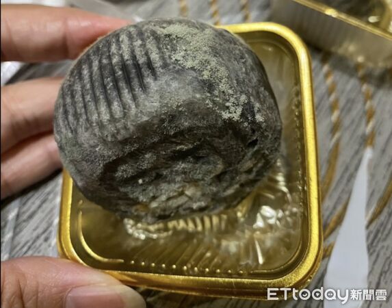 [新聞] 高雄烘焙名店月餅長菌絲！業者辯「竹炭絲 - 八卦 - PTT.BEST 批踢踢爆文