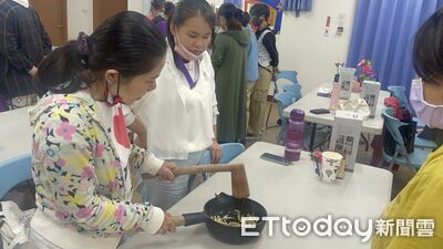 槌出一碗道地桂林打油茶 新住民帶學員一敲一打品家鄉味
