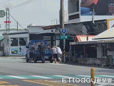 小貨車拋錨卡路中！屏東大武警民合力排除　恢復通行