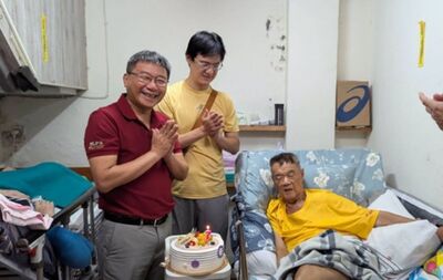 才剛吃完生日蛋糕…高雄10連霸里長「狄老大」辭世 !里民不捨