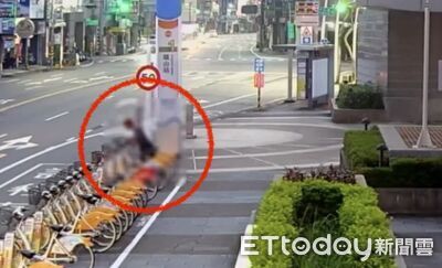 高雄女捷運站還YouBike「平板不見了」　貪心男拿走全被錄