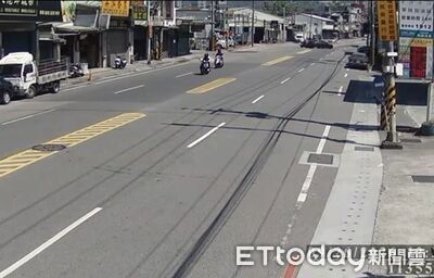 情侶出遊「路邊停車突迴轉」他煞不住猛撞 女友飛2米高重摔