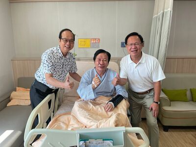 藍黨部主委蔡明顯昏倒摔下台傷勢照曝 左手骨折、臉部多處受傷