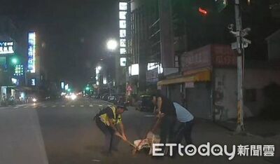 台灣黑狗遭撞倒臥血泊 烏日警民合力搶救...結局令人心疼