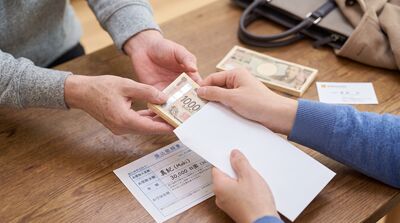 兒月給5萬孝親費! 老家見「匯款明細」心寒:全拿去養妹妹