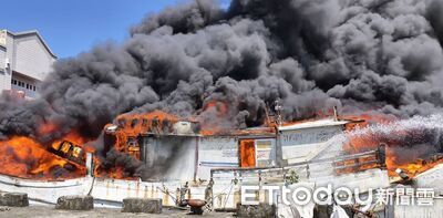 快訊/高雄旗津漁港「連環火燒船」 烈焰濃煙竄天驚悚畫面曝