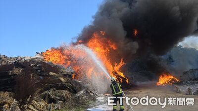 快訊/基隆垃圾掩埋場大火!大片烈焰濃煙狂竄 16車37人灌救中