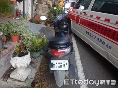 男倒在機車旁!警調監視器揭真相 牽車走路突跌地身亡